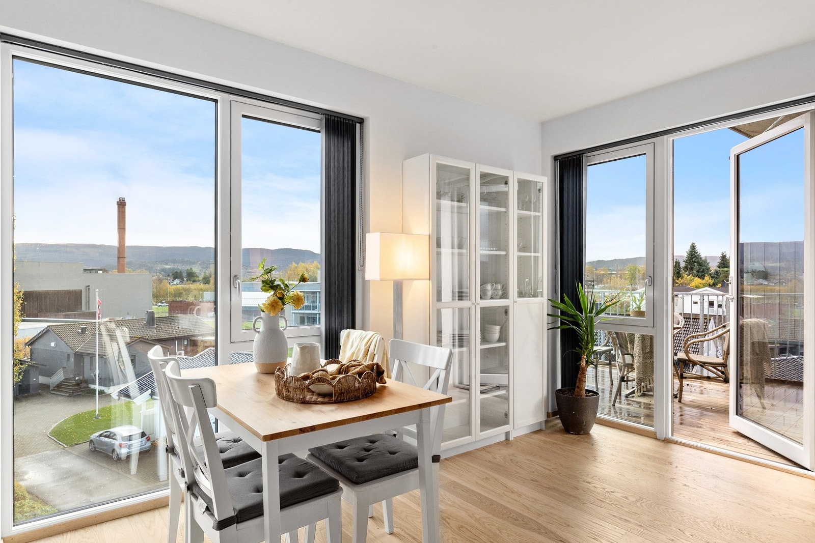 Store vindusflater og hjørnebeliggenhet utgjør godt med innlys i leiligheten. Galleribilde