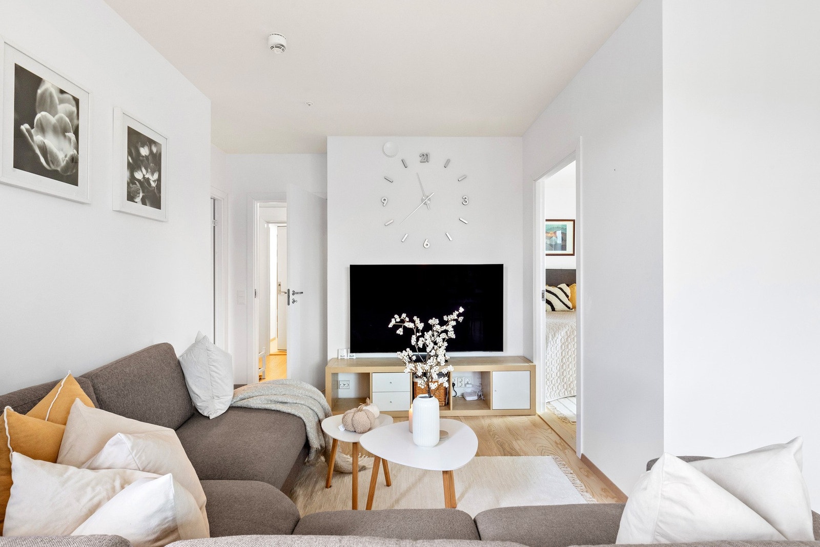 En romslig leilighet med god takhøyde og slette vegger som gir en god romfølelse. Galleribilde