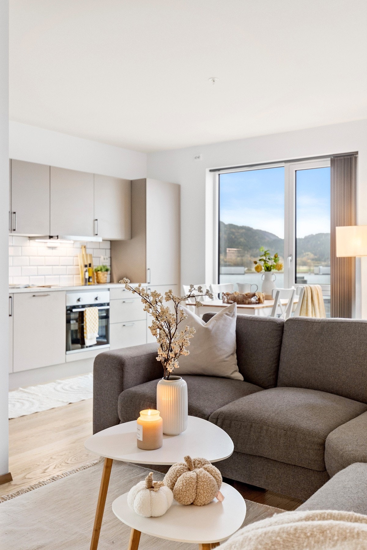 Leiligheten rommer 2 soverom, gang, baderom, kjøkken og stue med utgang til balkong. Galleribilde