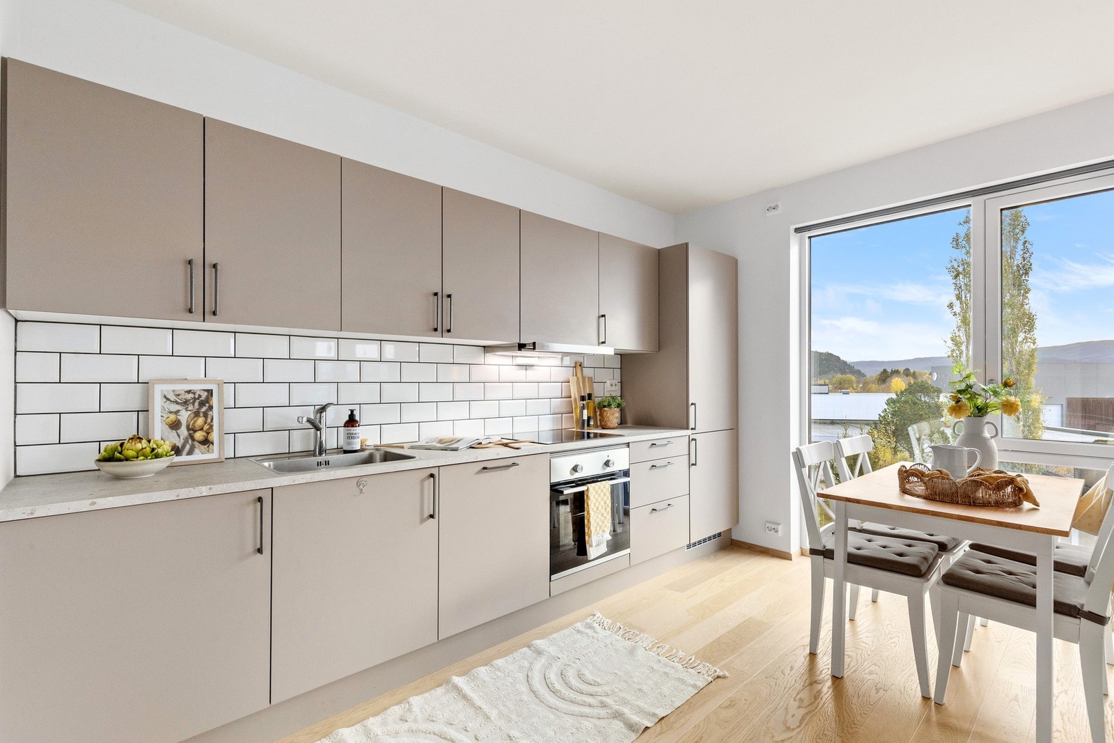 Det er lagt flis på vegg over benkeplate. Galleribilde