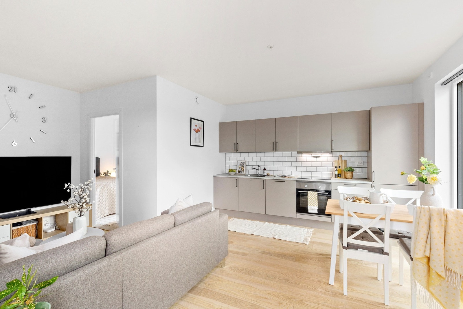 Kjøkkeninnredning med integrert kjøl/fryseskap, oppvaskmaskin, platetopp og stekovn. Galleribilde