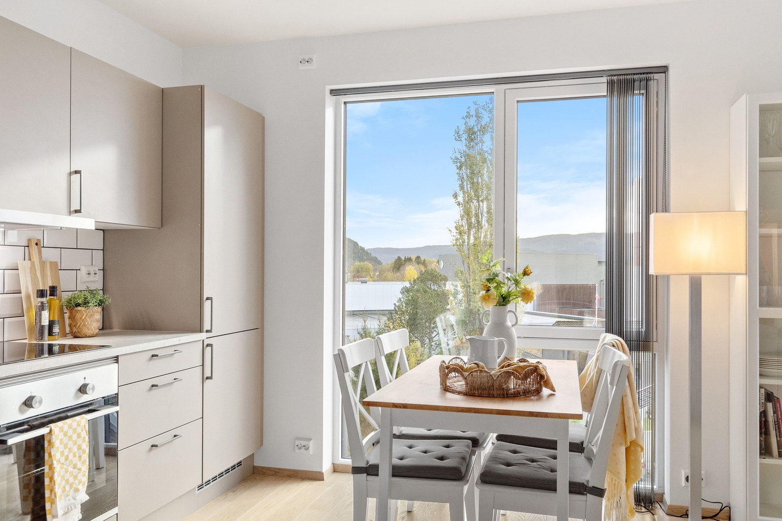 Spisestue ved vinduspost. Galleribilde