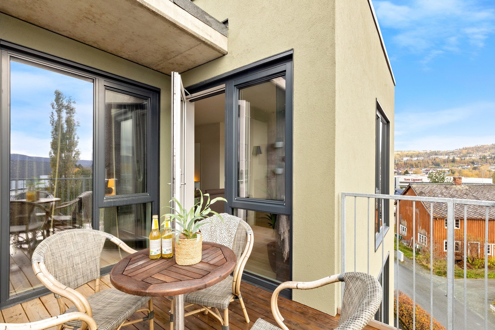 Flott balkong på 9 kvm. Det er adkomst fra bakkeplan, heis i bygget, og kjeller med bod og sykkelparkering. Galleribilde