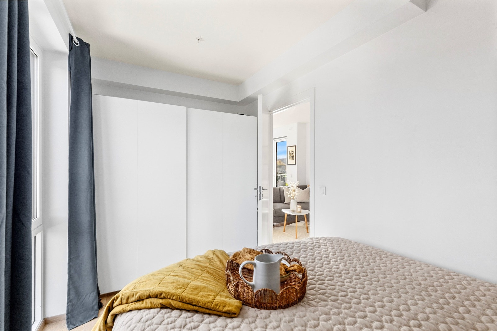 Hovedsoverom på 9 kvm innredet med garderobeskap. Galleribilde