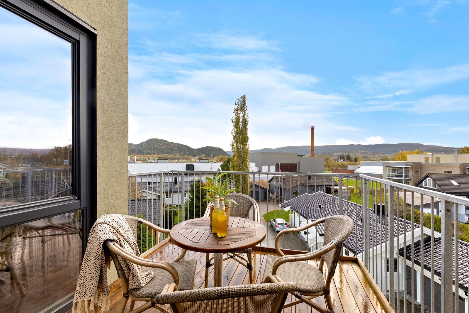 På Hangaren får du en urban men likevel landlig beliggenhet, like ved Coop Extra på Evja og undergangen til sentrum. Se 360-visning i annonsen. Galleribilde