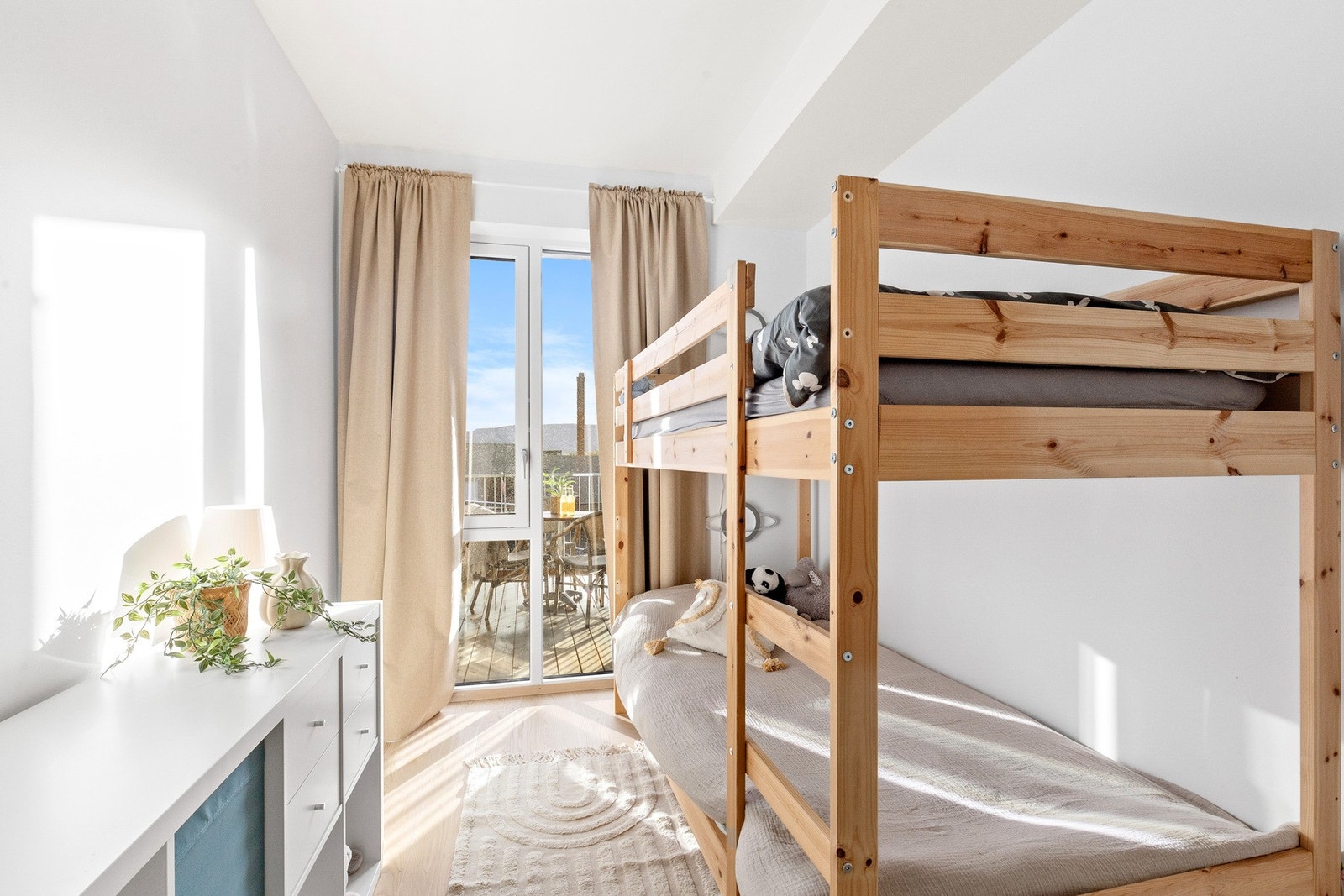 Soverom på 8 kvm vendt ut mot balkongen - Innredet med garderobeskap. Galleribilde