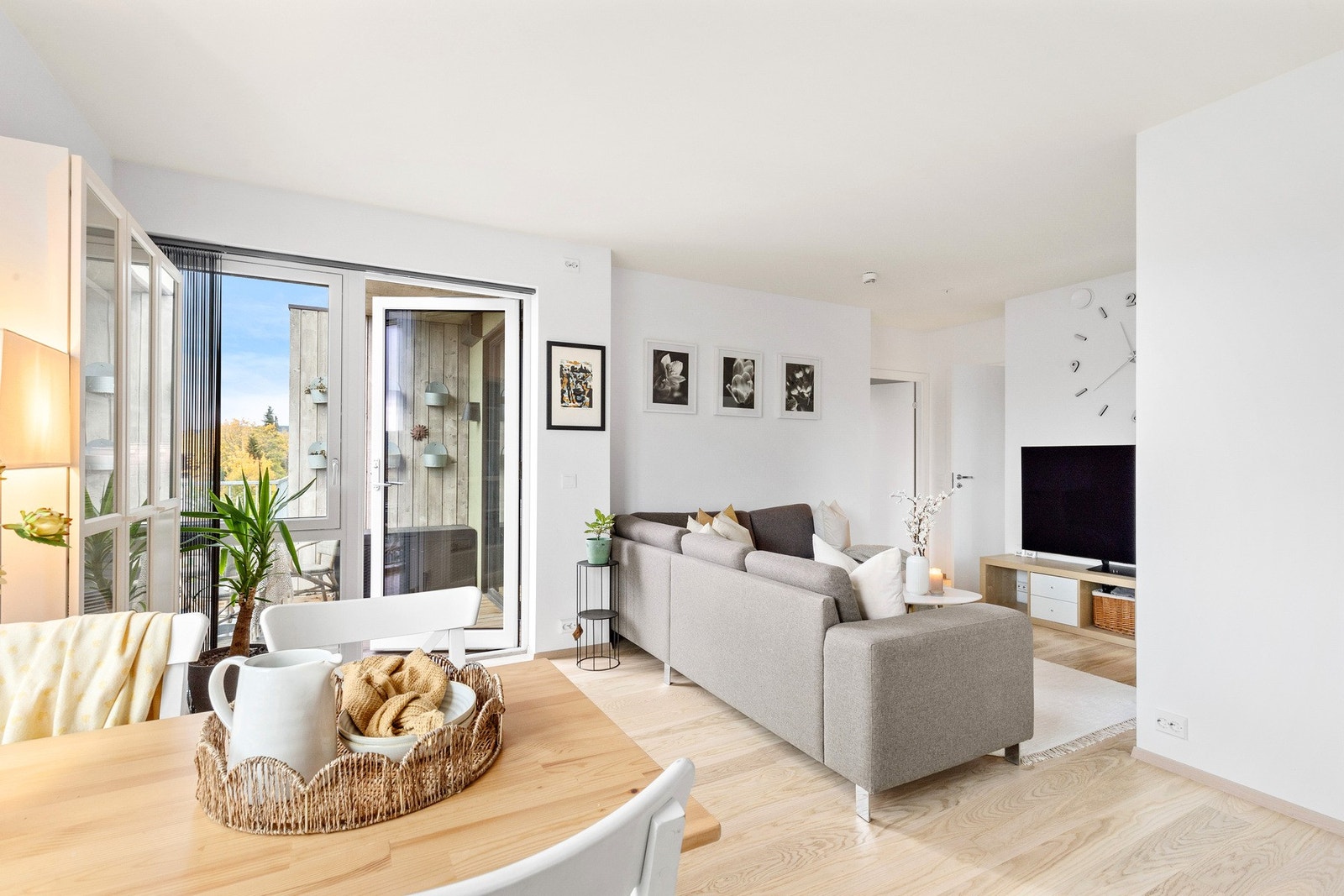 Stuen er på 24,5 kvm og har åpen løsning til kjøkken. Galleribilde