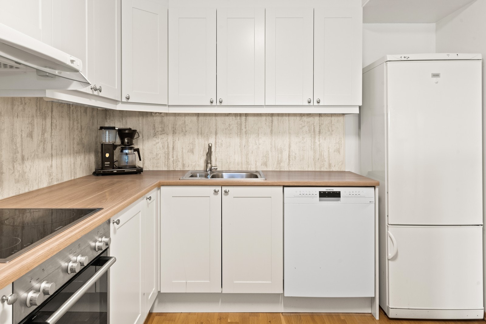 Kjøkkenet har profilerte fronter og laminat benkeplate. Galleribilde