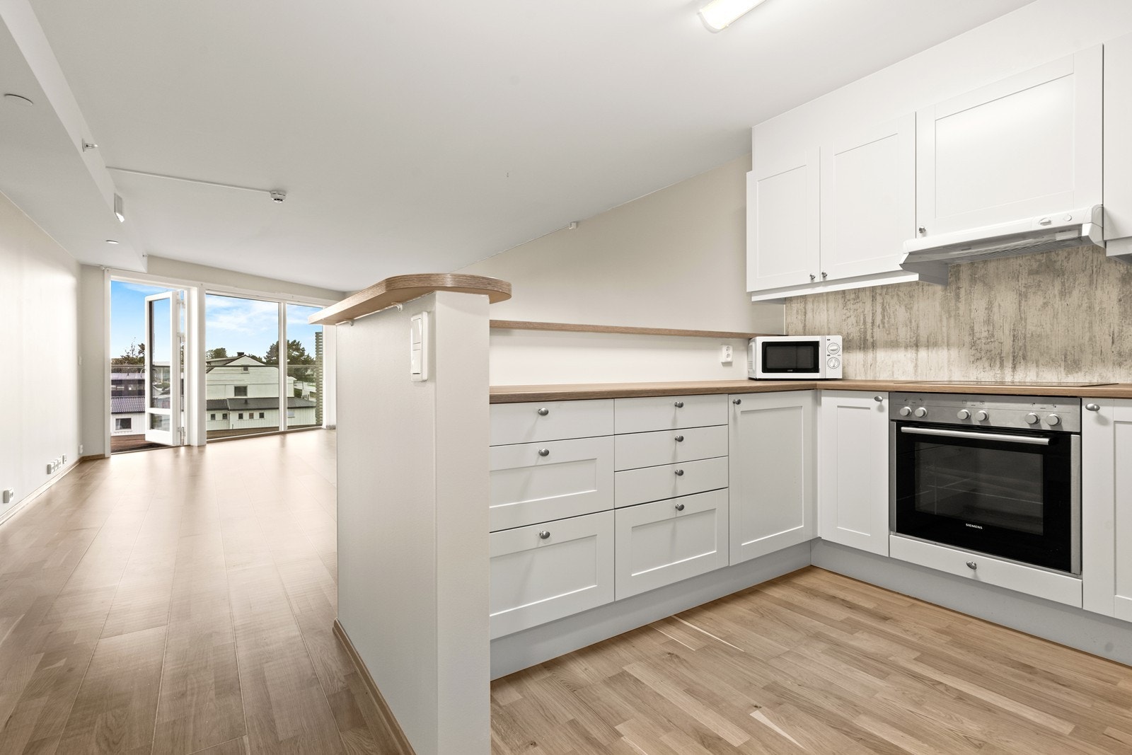 Stilrent kjøkken med rikelig skap- og benkeplass. Galleribilde