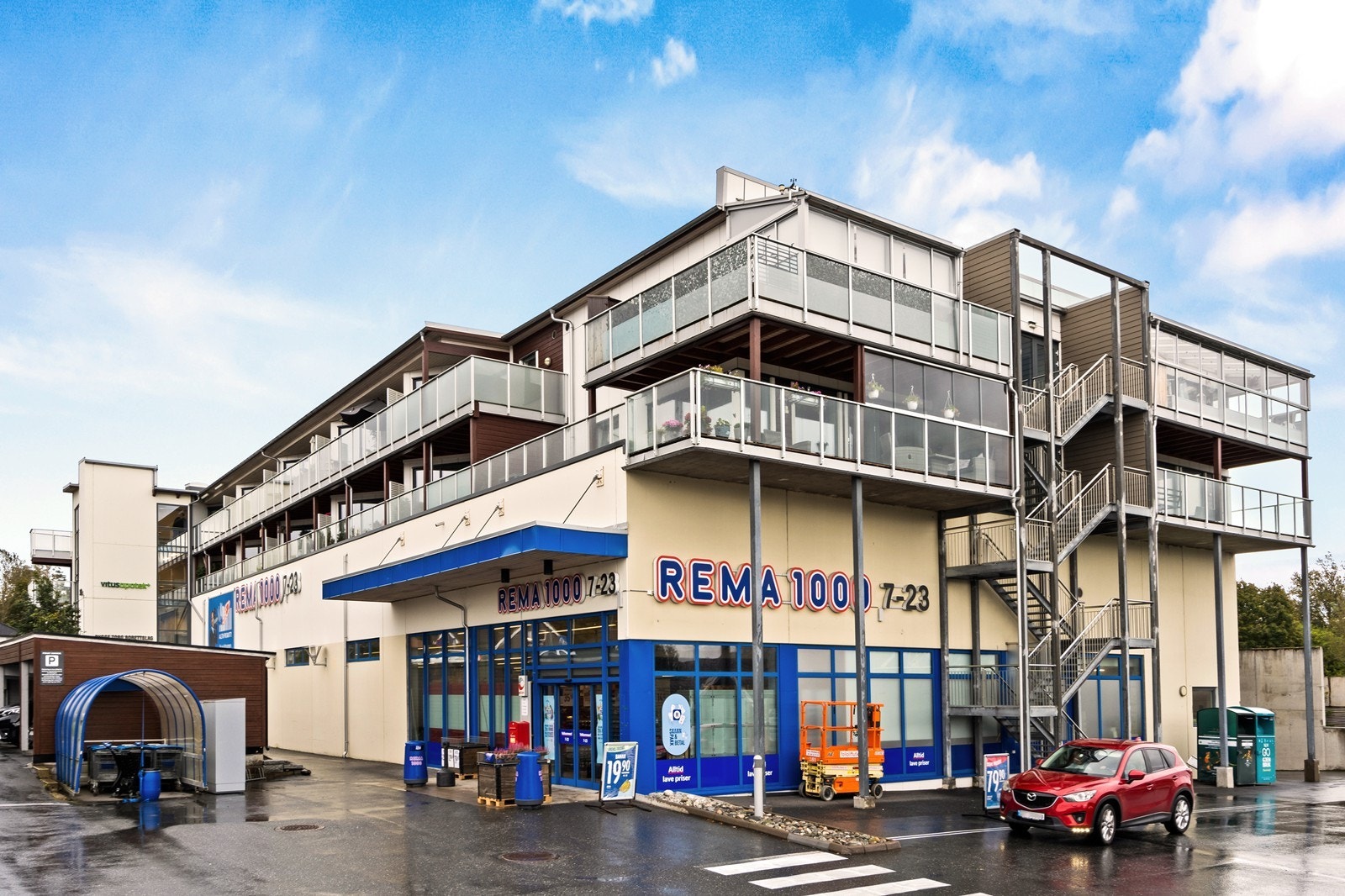 Det er både dagligvarebutikk og apotek i samme bygg. Galleribilde