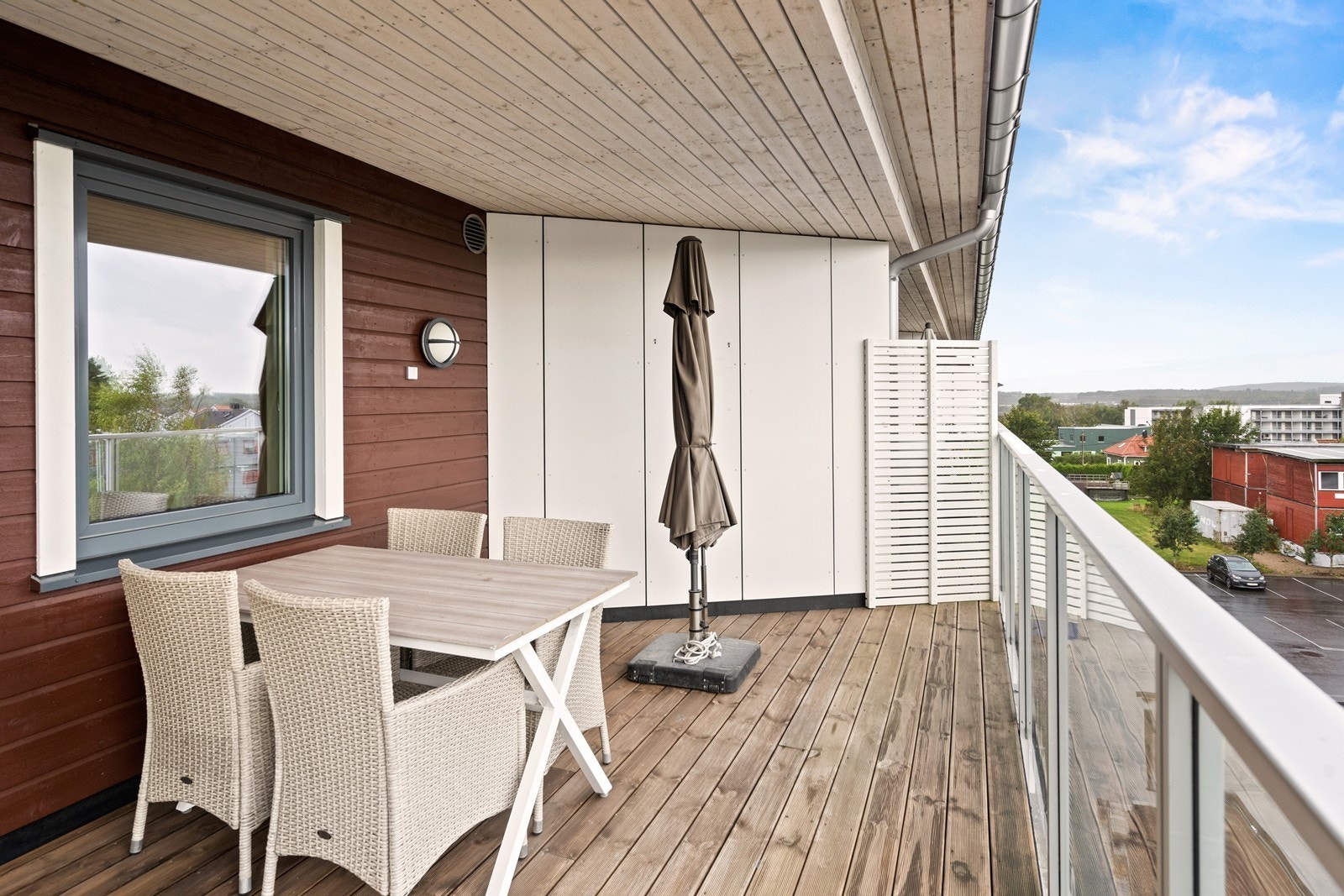 Stor solfylt balkong med utsikt over Ryggelandskapet. Galleribilde