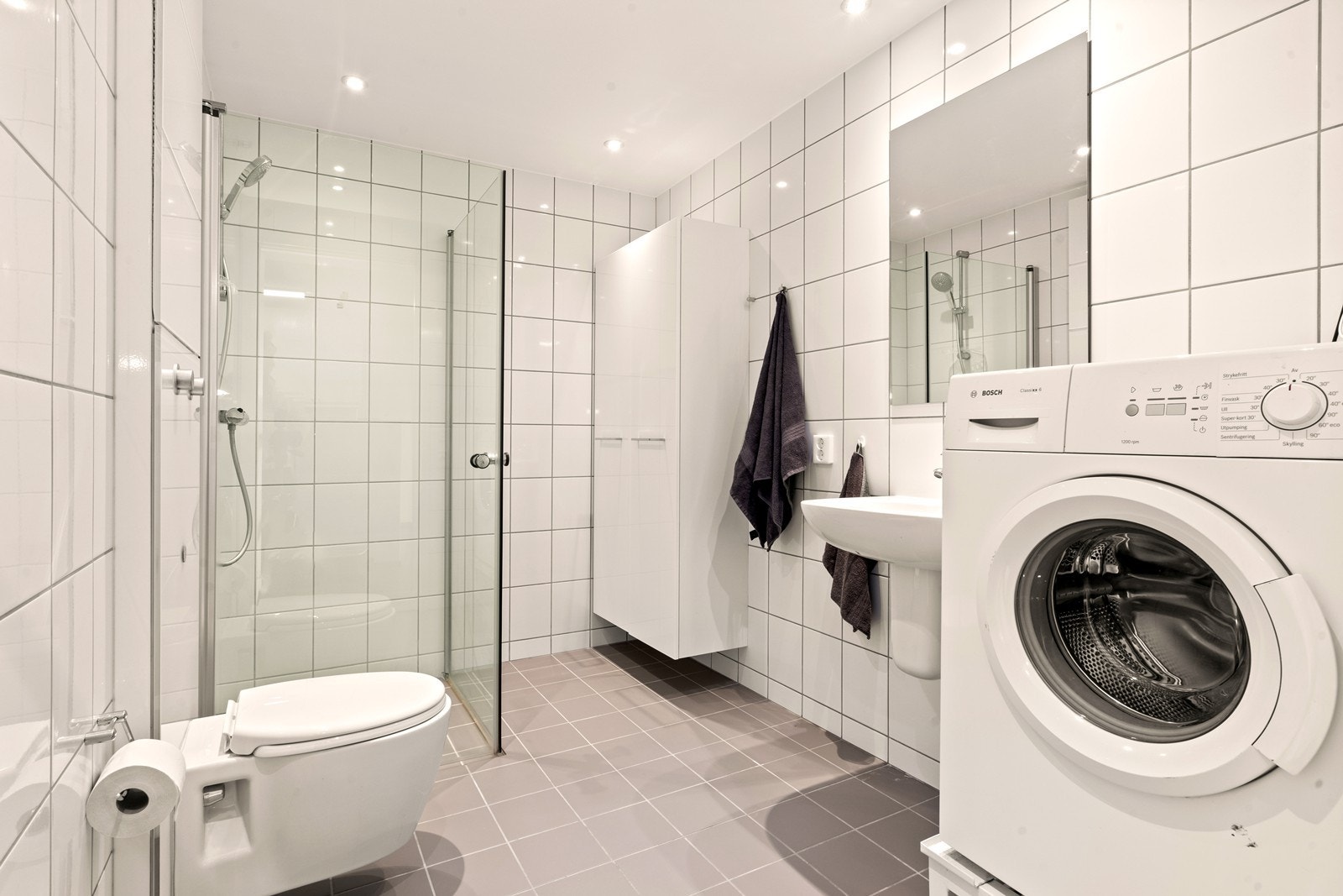 Romslig flislagt bad/vaskerom fra byggeår Galleribilde