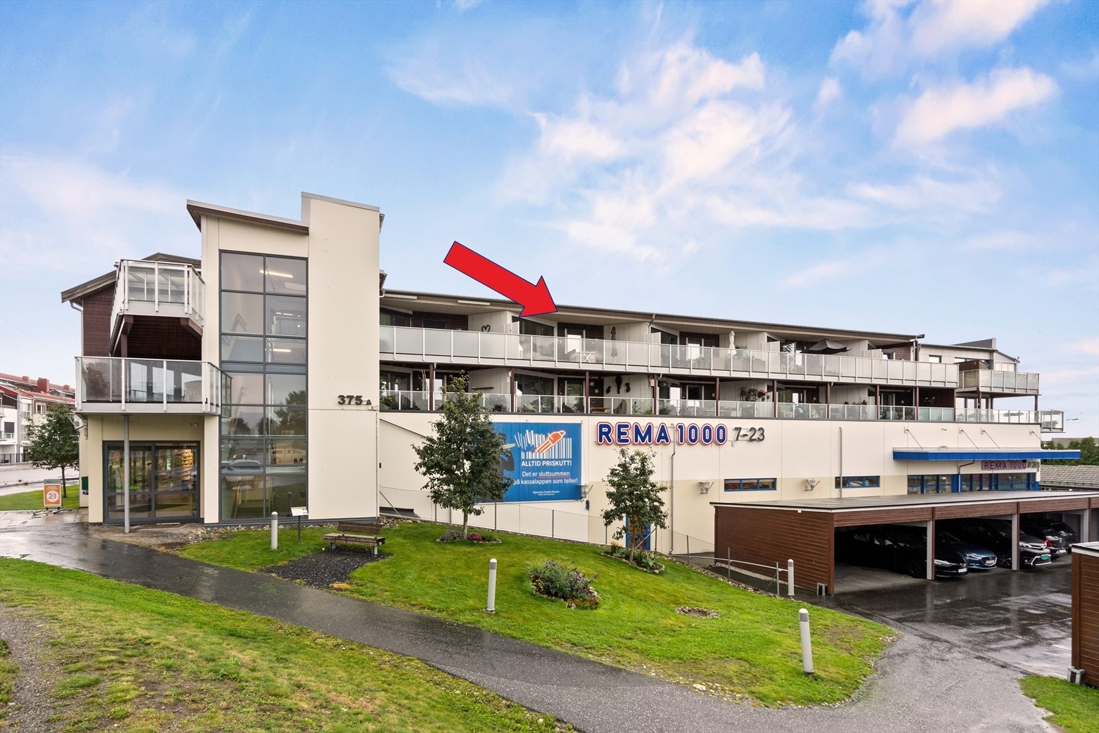 Leiligheten ligger i toppetasjen og har stor balkong med flotte solforhold! Her har du både apotek og butikk i samme bygg og busstopp rett utenfor. Ca 10 minutters gange til Rygge stasjon og toget til Oslo S bruker ca 42 minutter. Galleribilde