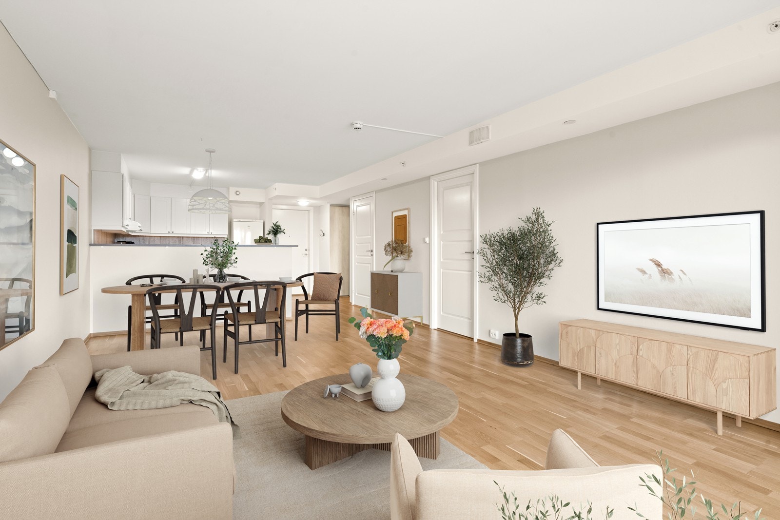 Delvis åpen løsning mellom kjøkken og stue skaper god kontakt mellom rommene. Bildet er digitalt møblert. Galleribilde