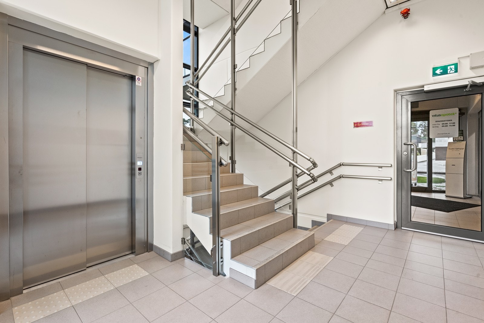 Det er heis i bygget og enkel adkomst til apotek og dagligvarebutikk Galleribilde