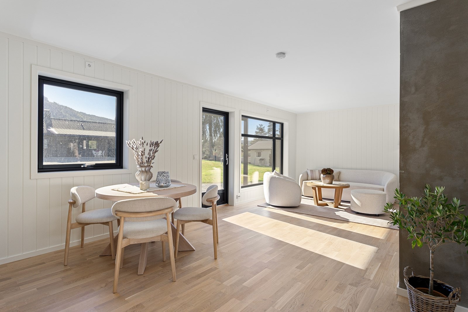 Stue. Bilde er fra den ene leiligheten i prosjektet. Galleribilde