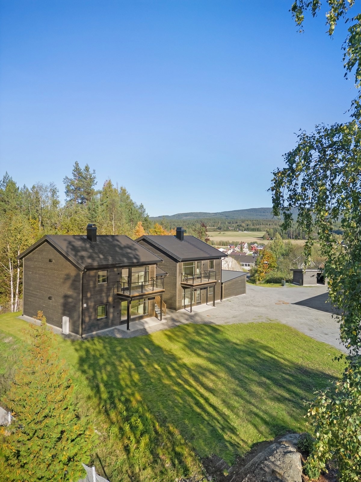 Leilighetene i 1. etasje leveres med egen platting med adkomst fra stue. Leilighetene i 2. etasje leveres med balkong med glass-rekkverk. . Galleribilde