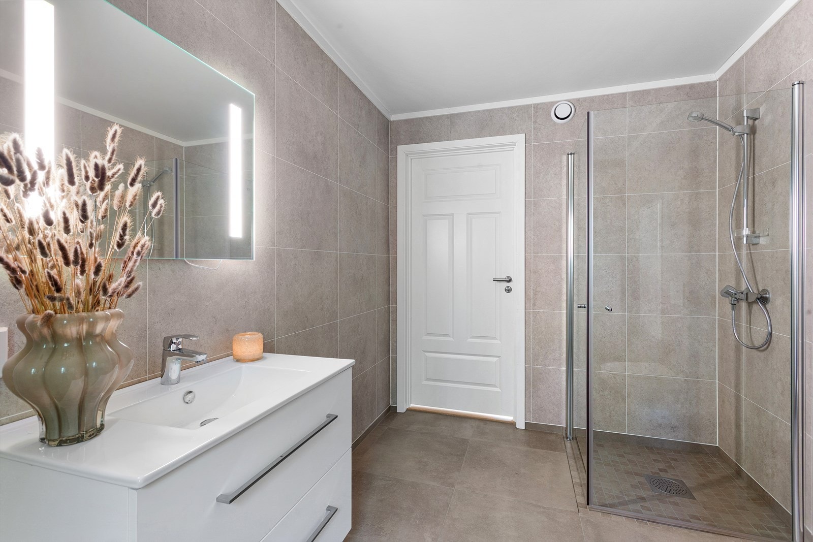 Bad. Bilde er fra den ene leiligheten i prosjektet. Galleribilde