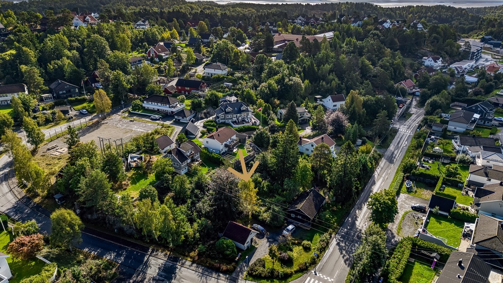 Tomten har en fin beliggenhet på Hisøy, like ved Nyskogen Galleribilde