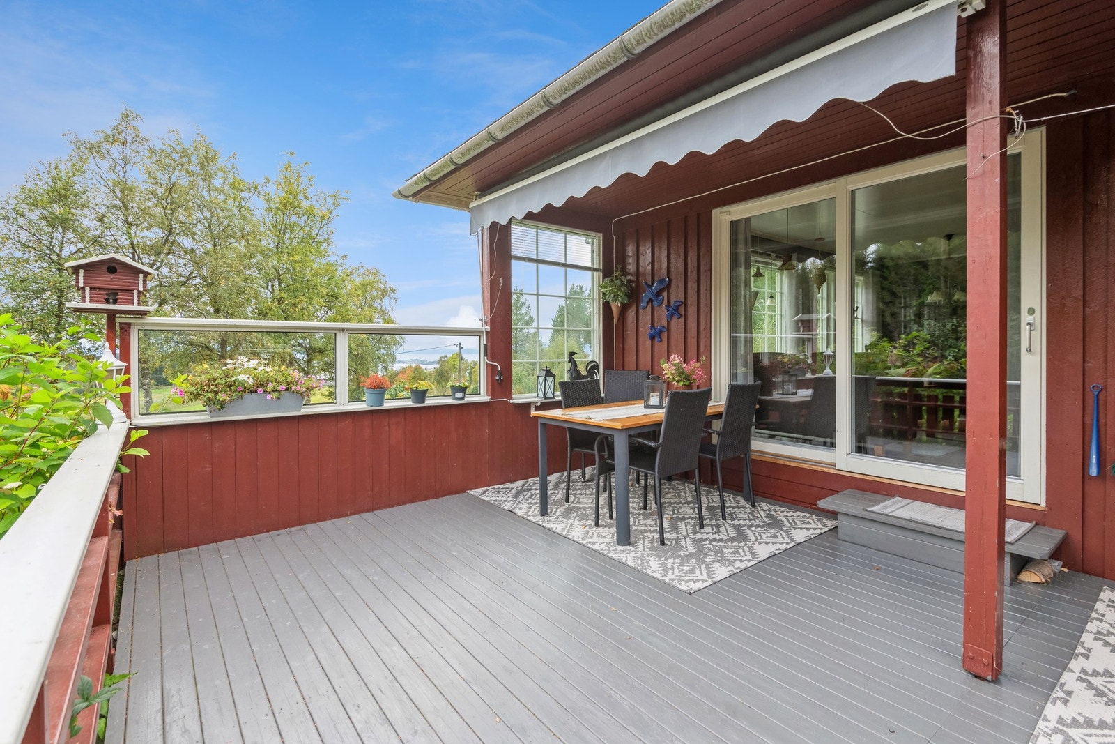 Romslig veranda som er delvis takoverbygget. Her kan man nyte varme dager i lune omgivelser. Galleribilde