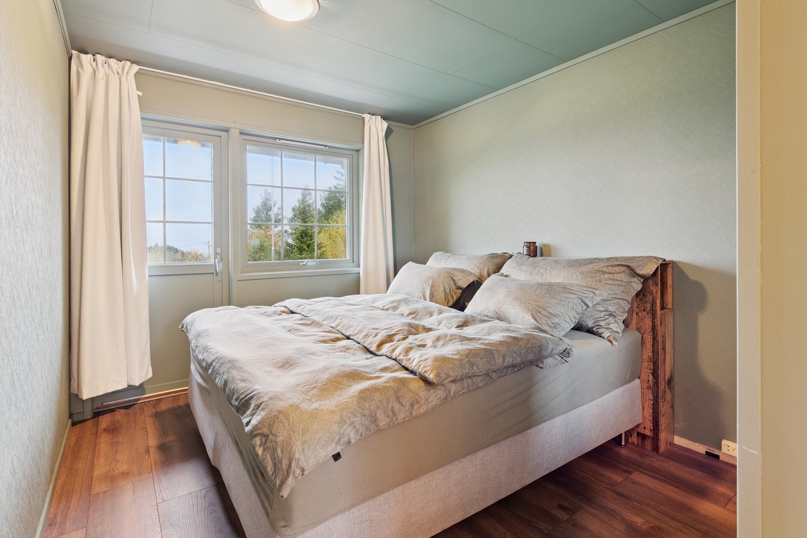 Det er både soverom og hobbyrom/soverom i hovedetasjen. Galleribilde