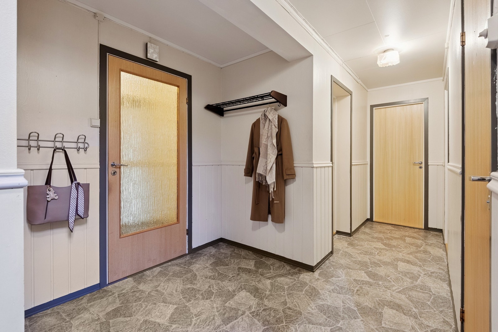 Gang med plass til oppbevaringsmøbel. Galleribilde