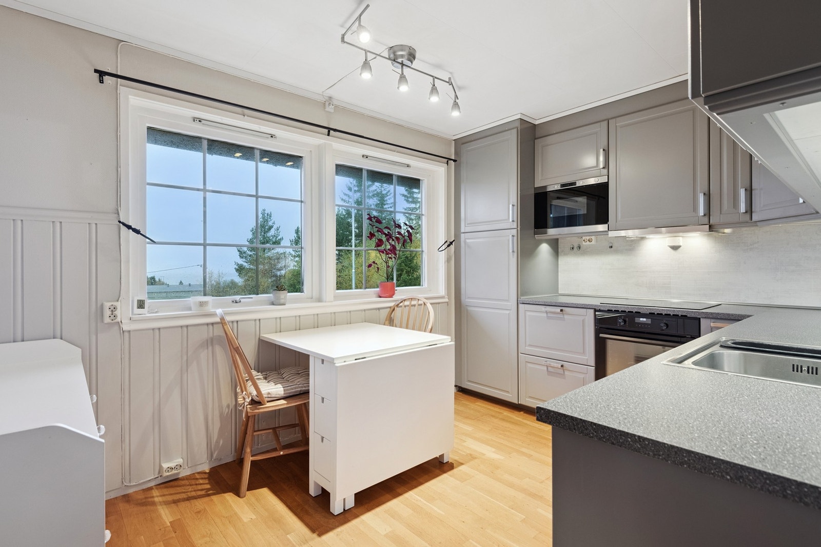 Kjøkkenet har store vindusflater som gir godt med naturlig lysinnslipp. Galleribilde