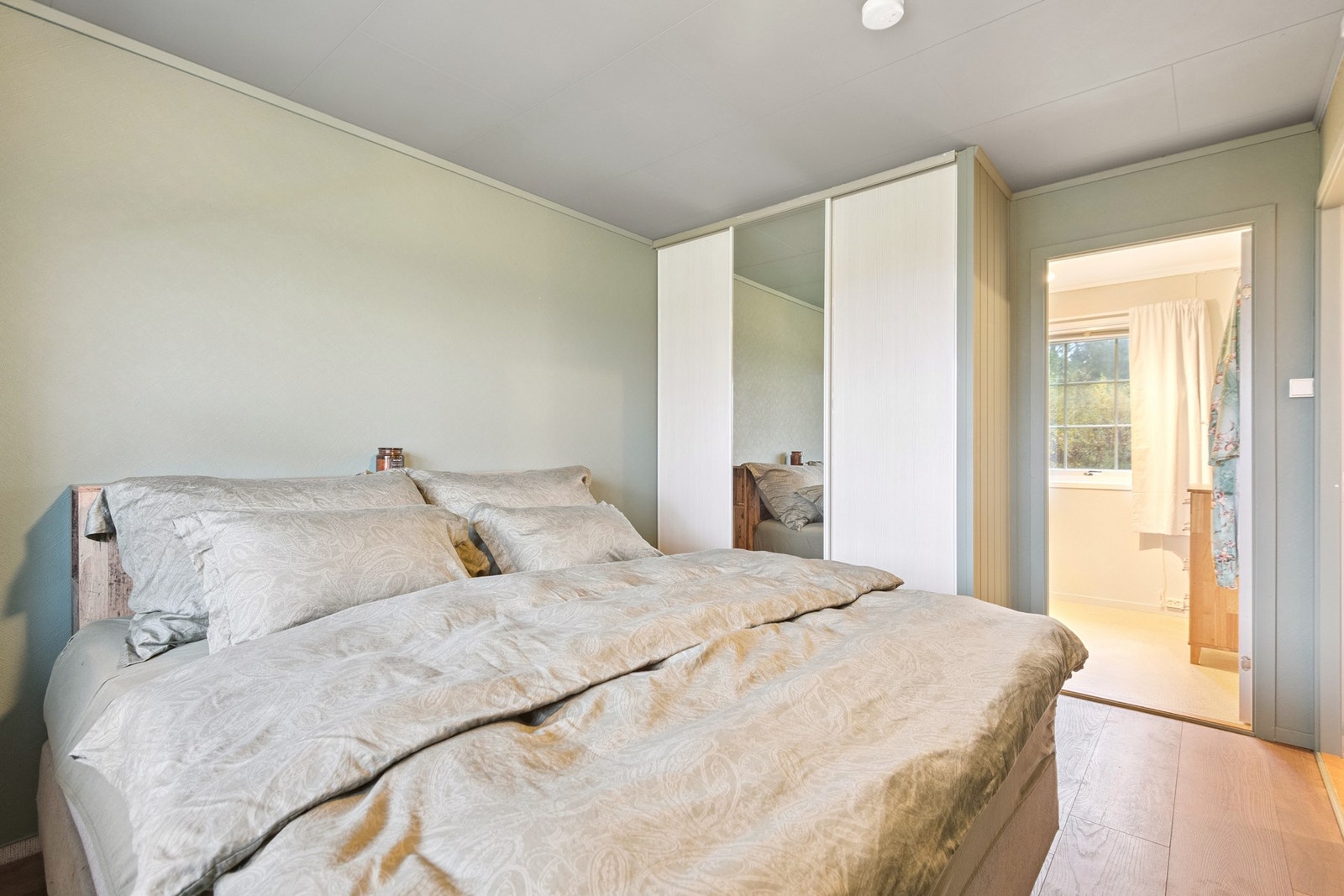 Hovedsoverommet er oppgradert med nytt gulv og malte overflater. Galleribilde