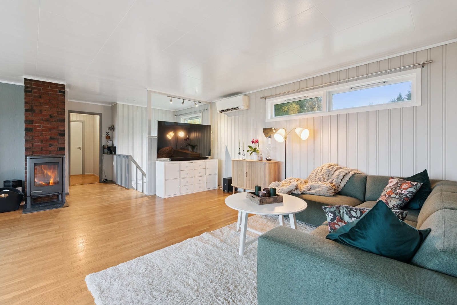 Boligen varmes opp med både en luft-til-luft varmepumpe og vedfyring. Galleribilde