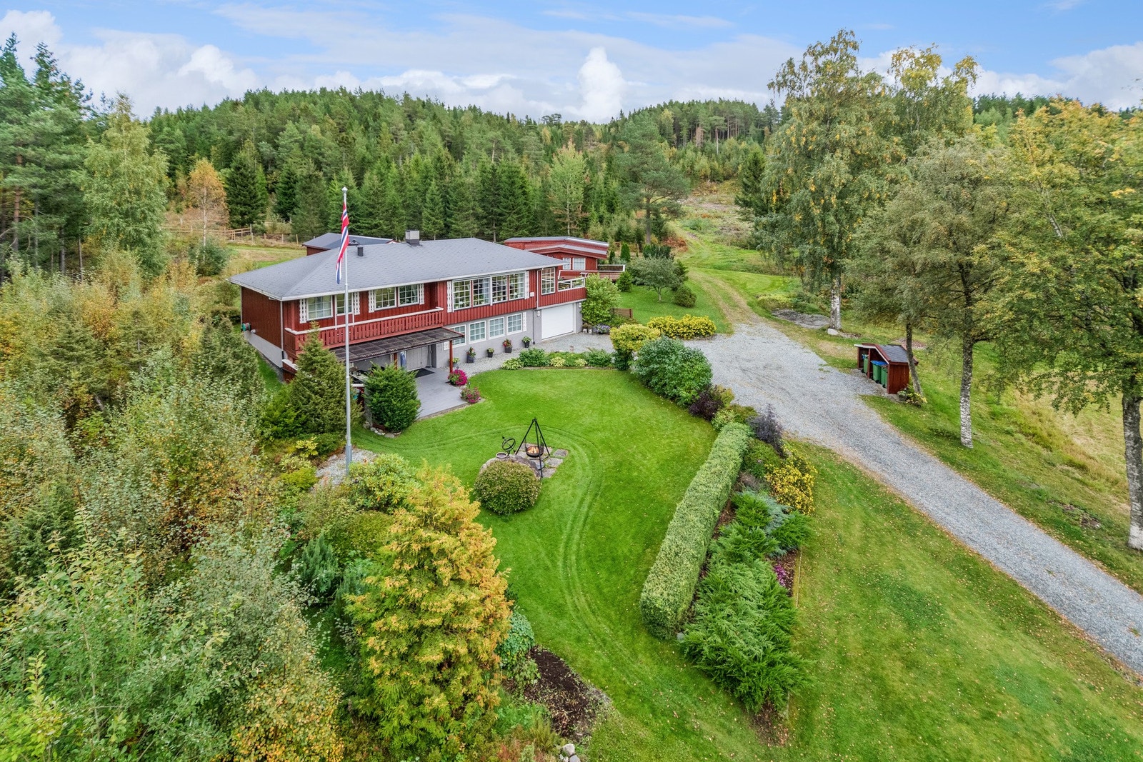 Eiendommen er på over 1,3 mål og består av både hus, garasje, anneks og uthus. Galleribilde