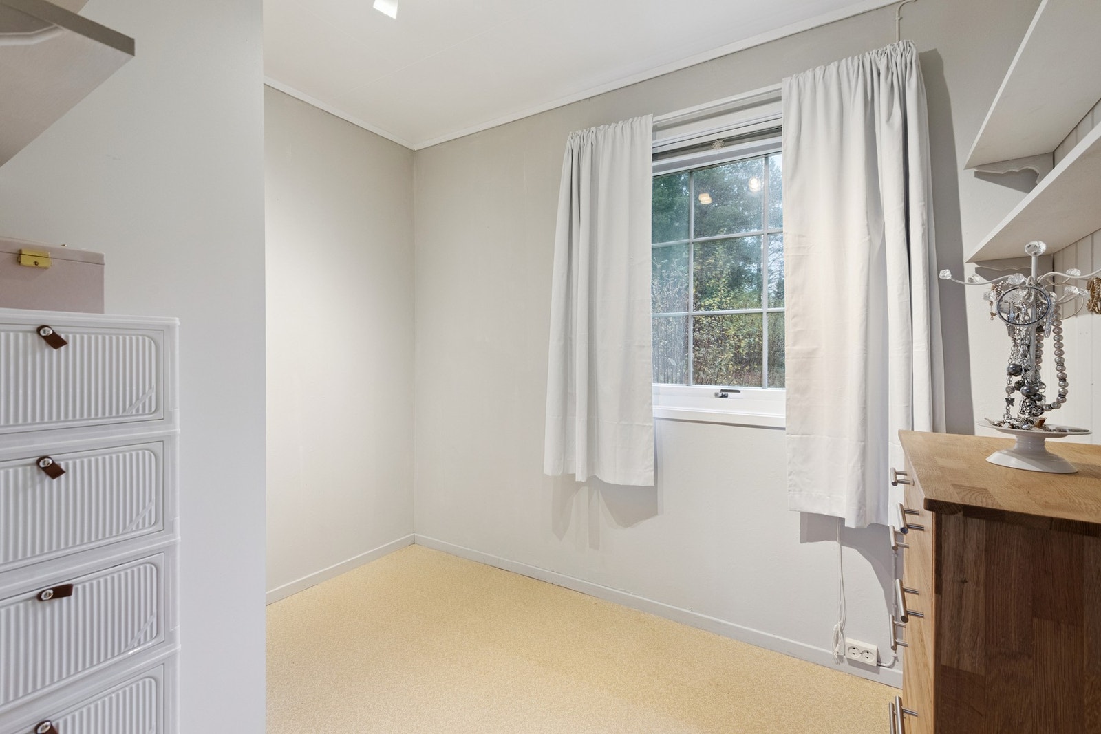 Hobbyrom/garderobe/soverom ved hovedsoverommet. Galleribilde