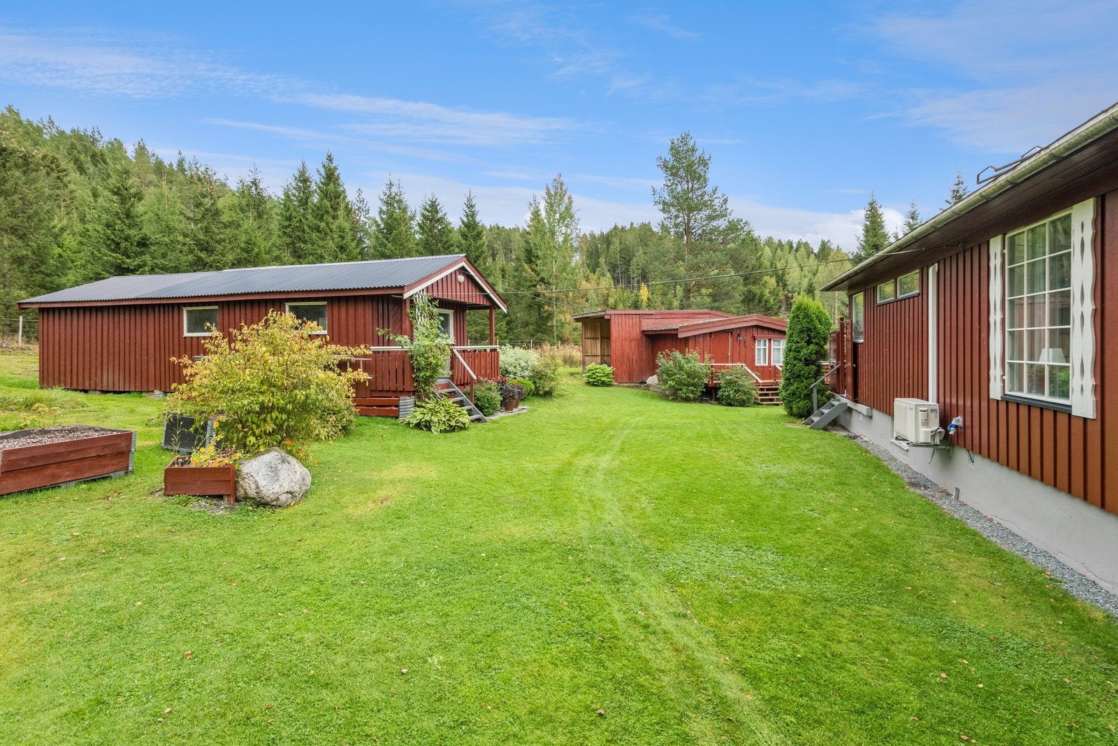 Eiendommen har stor boltreplass og har en godt etablert hage med prydbusker, bed og trær. Galleribilde