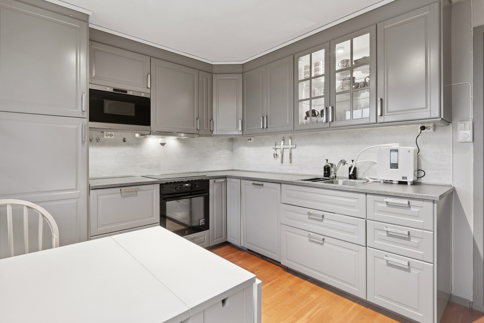 Boligen kjøkken er fra 2015 og har godt med skap- og benkeplass. Galleribilde