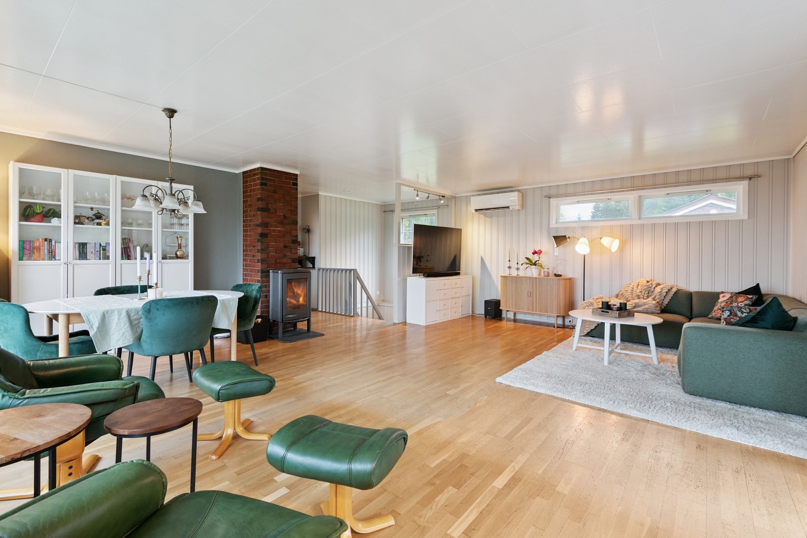 Boligens stue er på hele 38 kvm og har god plass til både spisegruppe og sittegruppe. Galleribilde