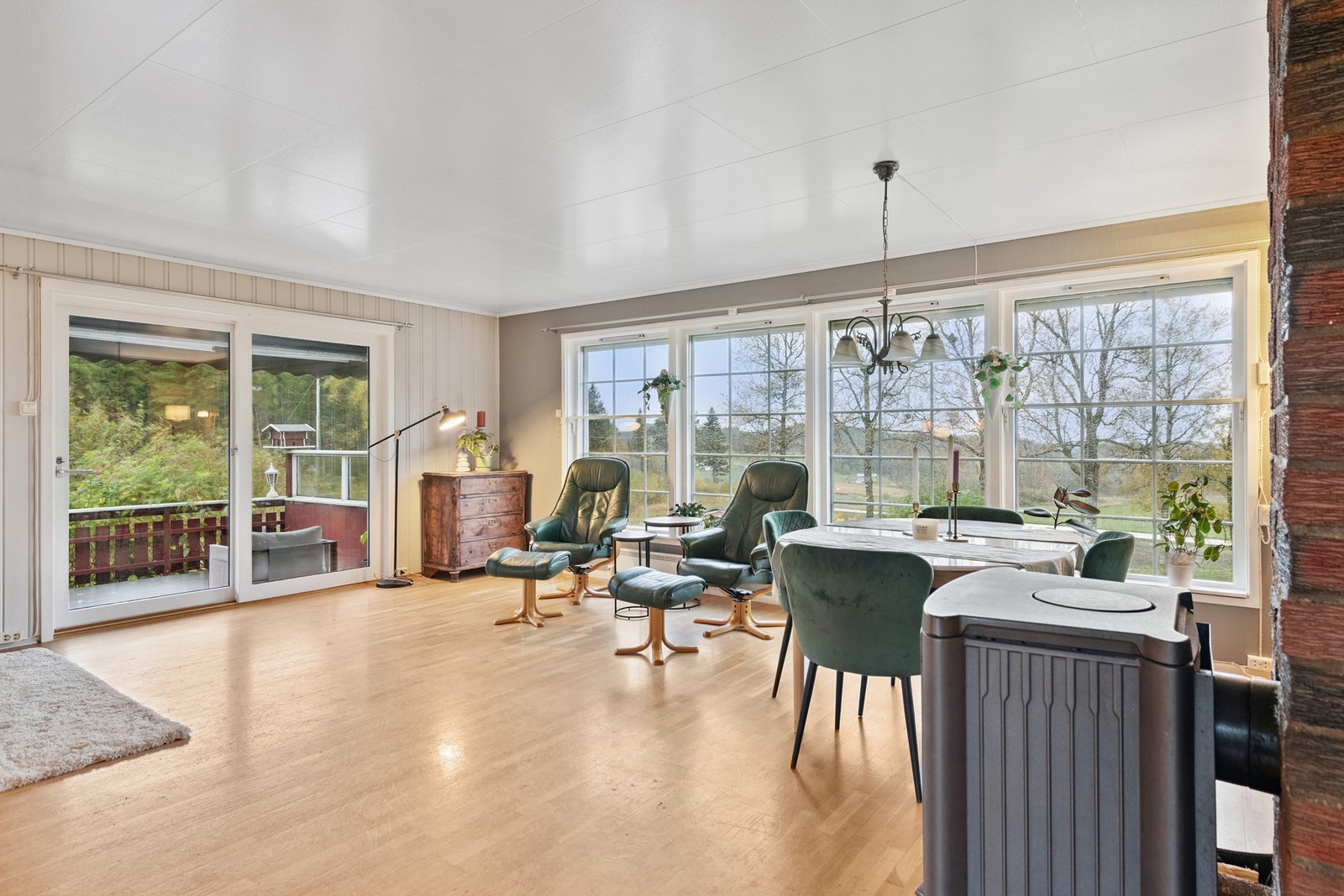 Fra stuen har man direkte adkomst til veranda. Galleribilde