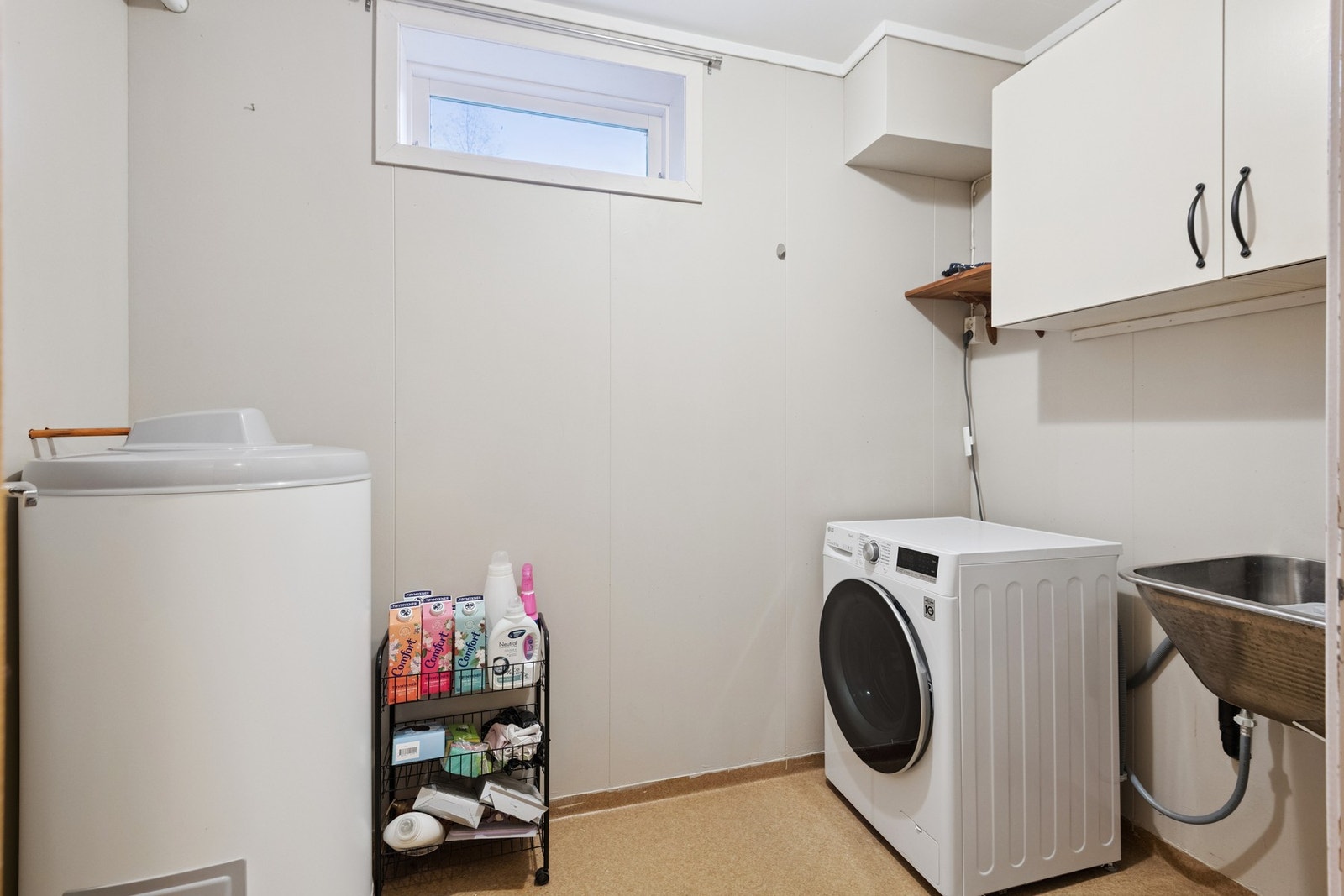 Vaskerom med utslagsvask og opplegg for vaskemaskin. Galleribilde