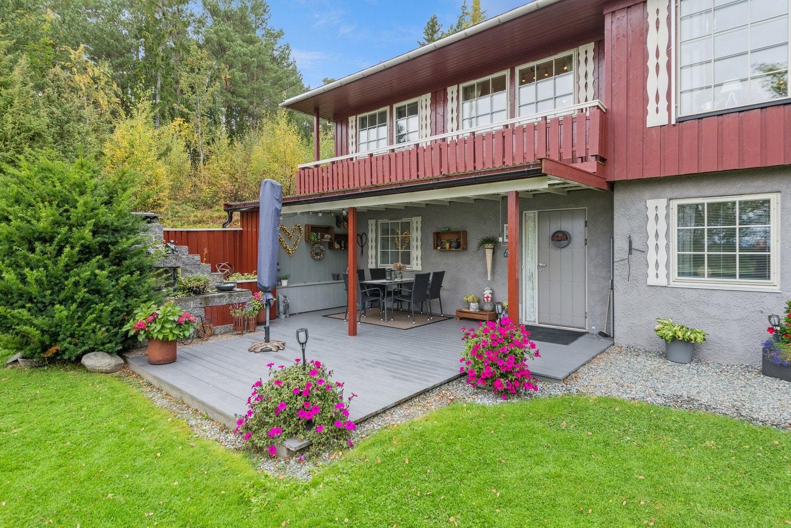 Takoverbygd inngangsparti i sokkel. Her har man også en hyggelig uteplass. Galleribilde