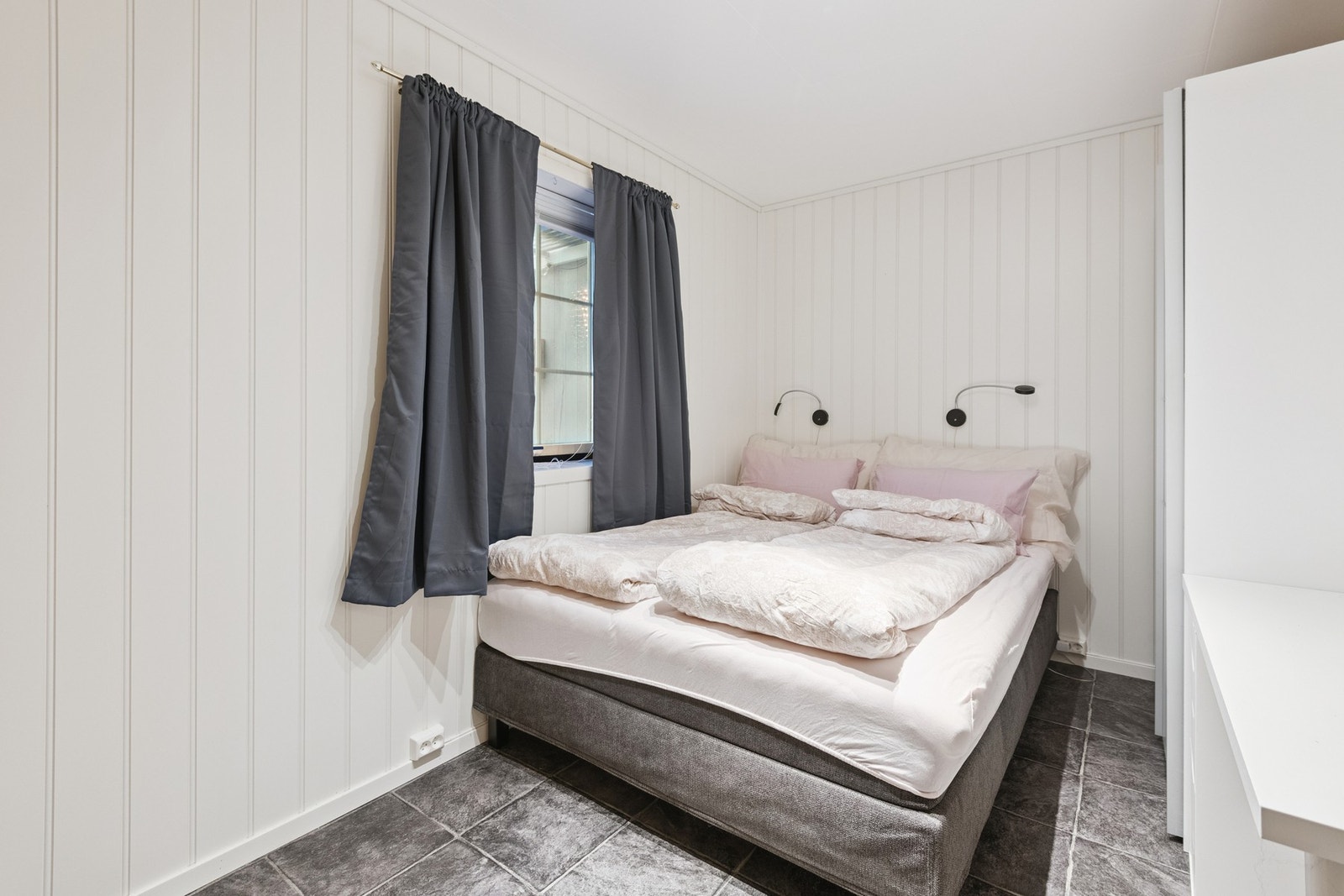 Soverom i sokkel har god plass til dobbeltseng og garderobeløsning. Galleribilde