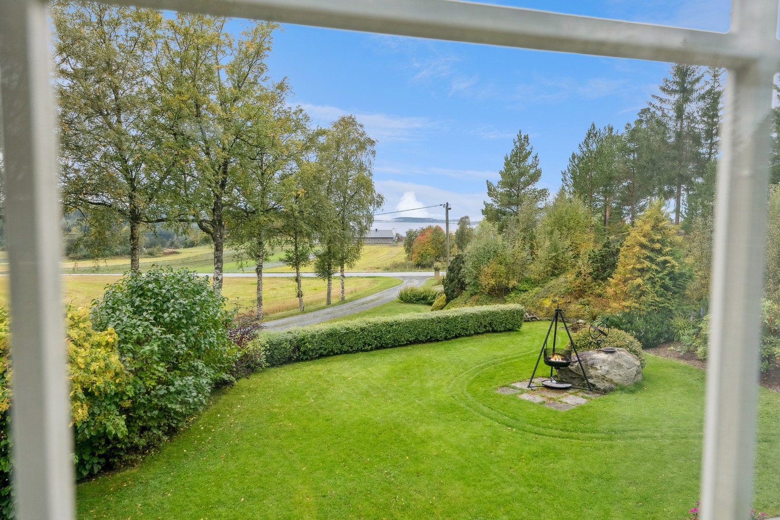 Fra huset har man flott utsikt til Trondheimsfjorden og landlige omgivelser. Galleribilde