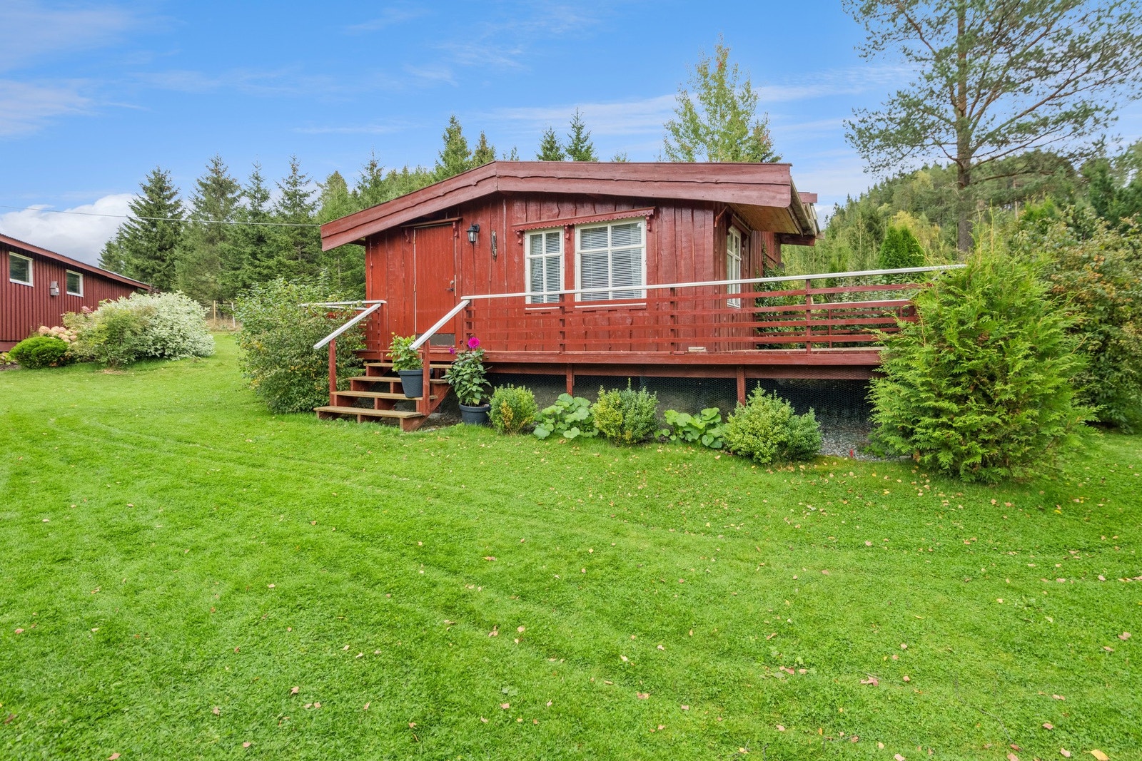 På eiendommen er det et hyggelig anneks som har blitt etablert som en ekstra stue/gjesterom. Galleribilde