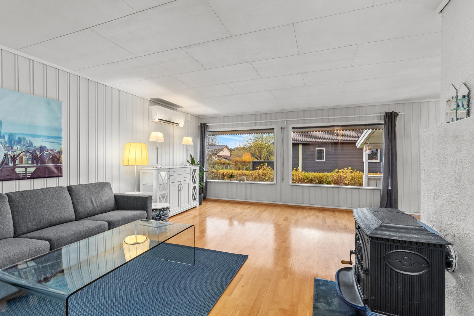 Rommets store vindusoverflater gir rommet rikelig med naturlig lysinnslipp. Varmepumpe i stue. Galleribilde