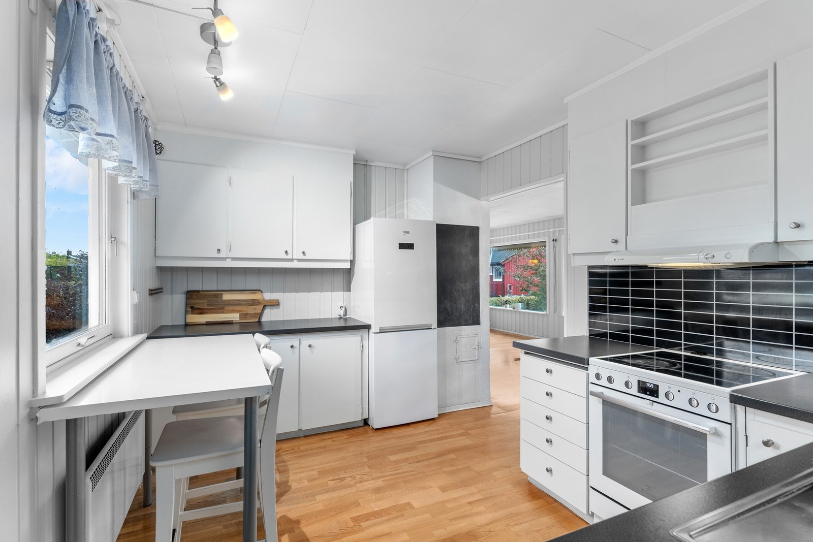 Du har rikelig med oppbevaringsplass i kjøkkenets mange skuffer og skap. Galleribilde