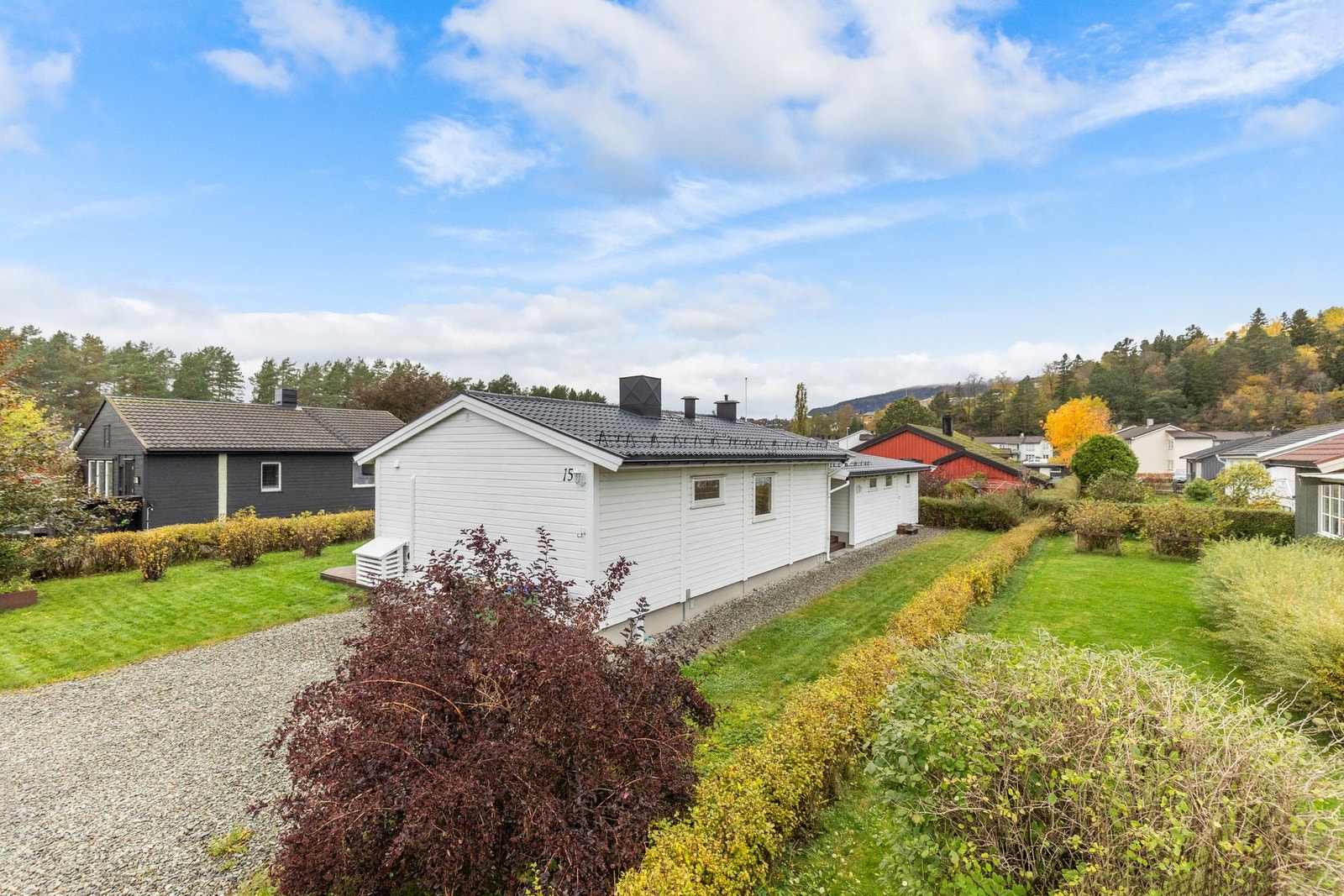 Det er biloppstillingsplasser på tomten. Galleribilde