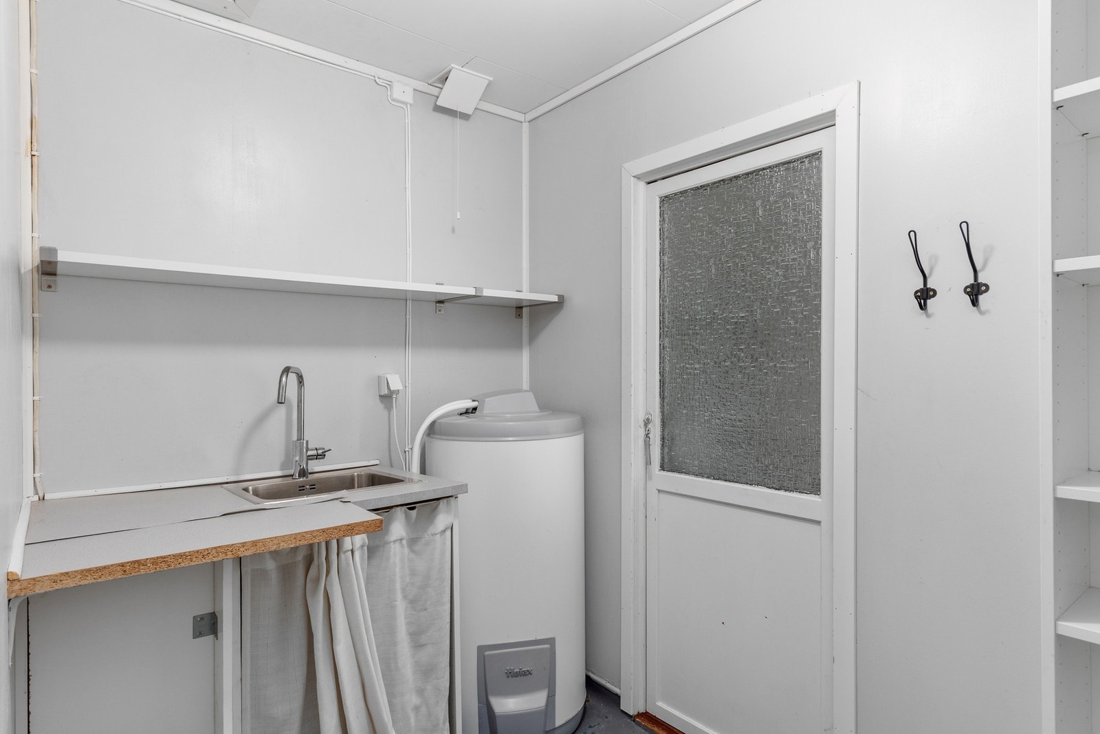 Vaskerom utstyrt med skyllekum, bereder, stoppekran og opplegg for vaskemaskin. Galleribilde