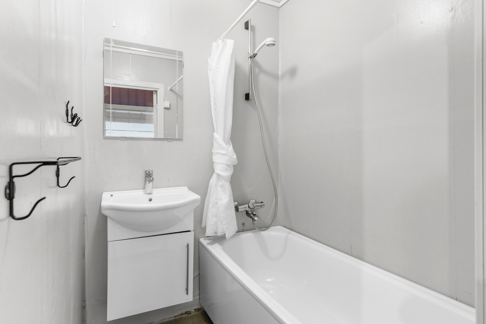 Badet er utstyrt med servantskap, badekar og naturlig avtrekk. Galleribilde