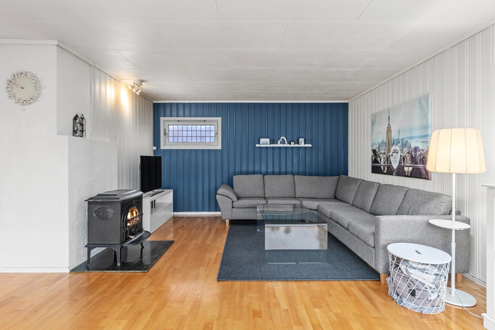 Parkett på gulv og malt panel på vegger. Galleribilde