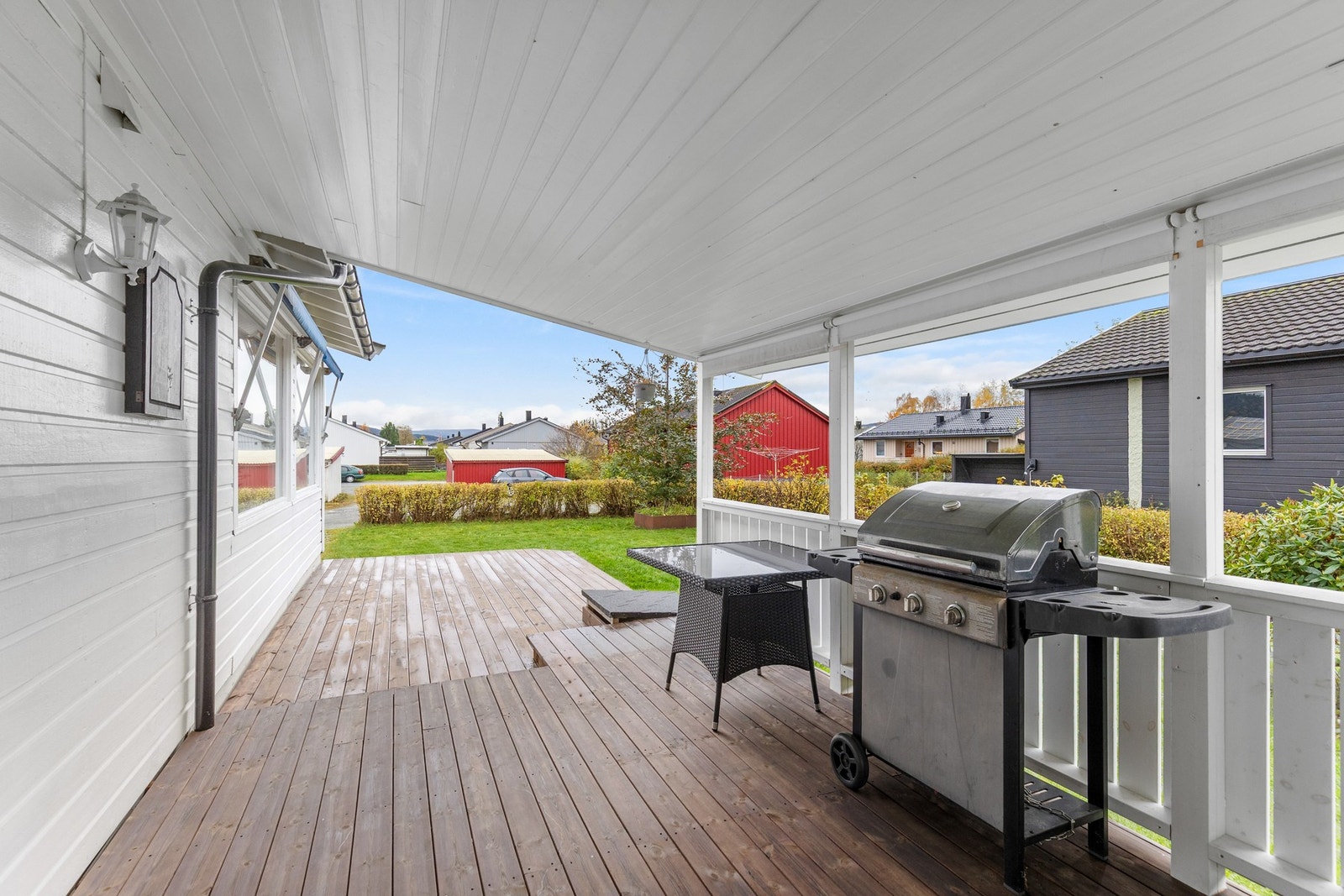 Delvis takoverbygd terrasse på 32 kvm.
Terrassen er sørvestvendt og har gode solforhold. Galleribilde