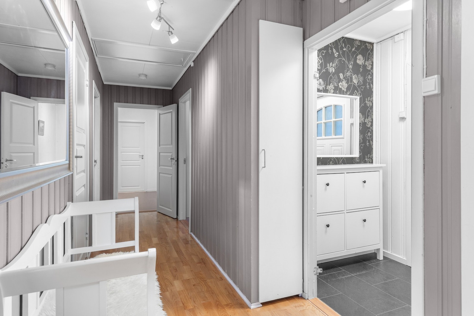 Romslig gang på 10 kvm.
Entre er til høyre. Galleribilde