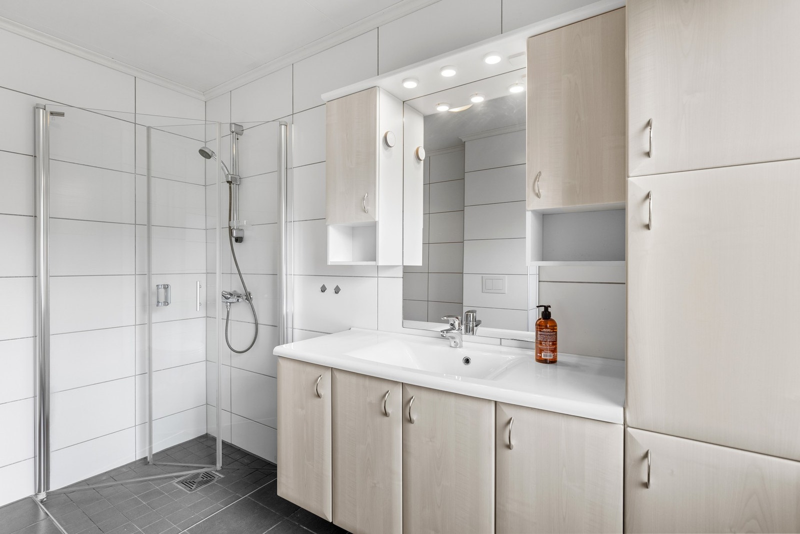 Pent romslig bad med gulvvarme. Galleribilde