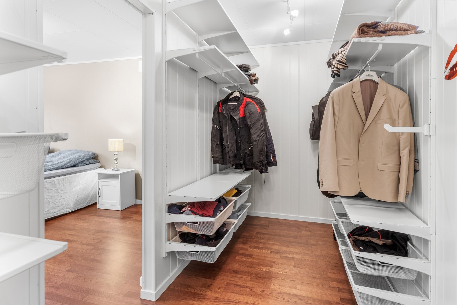 Fra soverommet har du inngang til et stort og praktisk rom, som benyttes som garderobe. Galleribilde